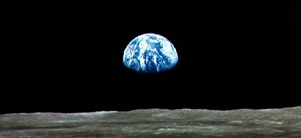 earthrise__AS11-44-6552.jpg