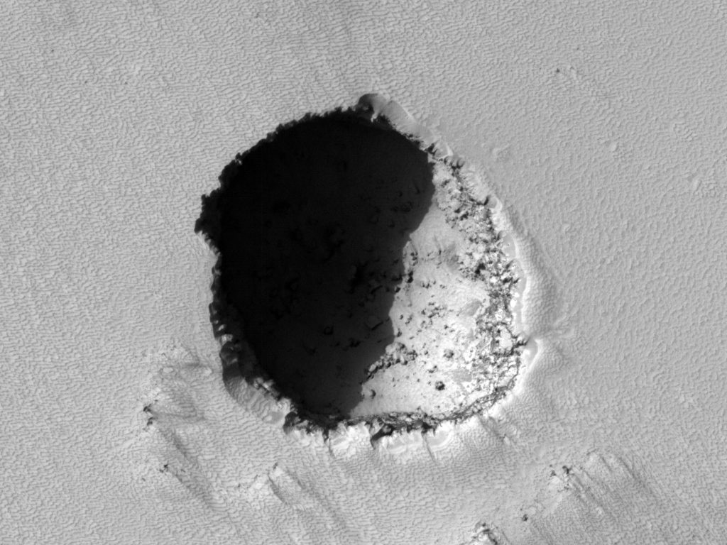 Åpning til lavarør på sørsiden av Pavonis Mons på Mars
