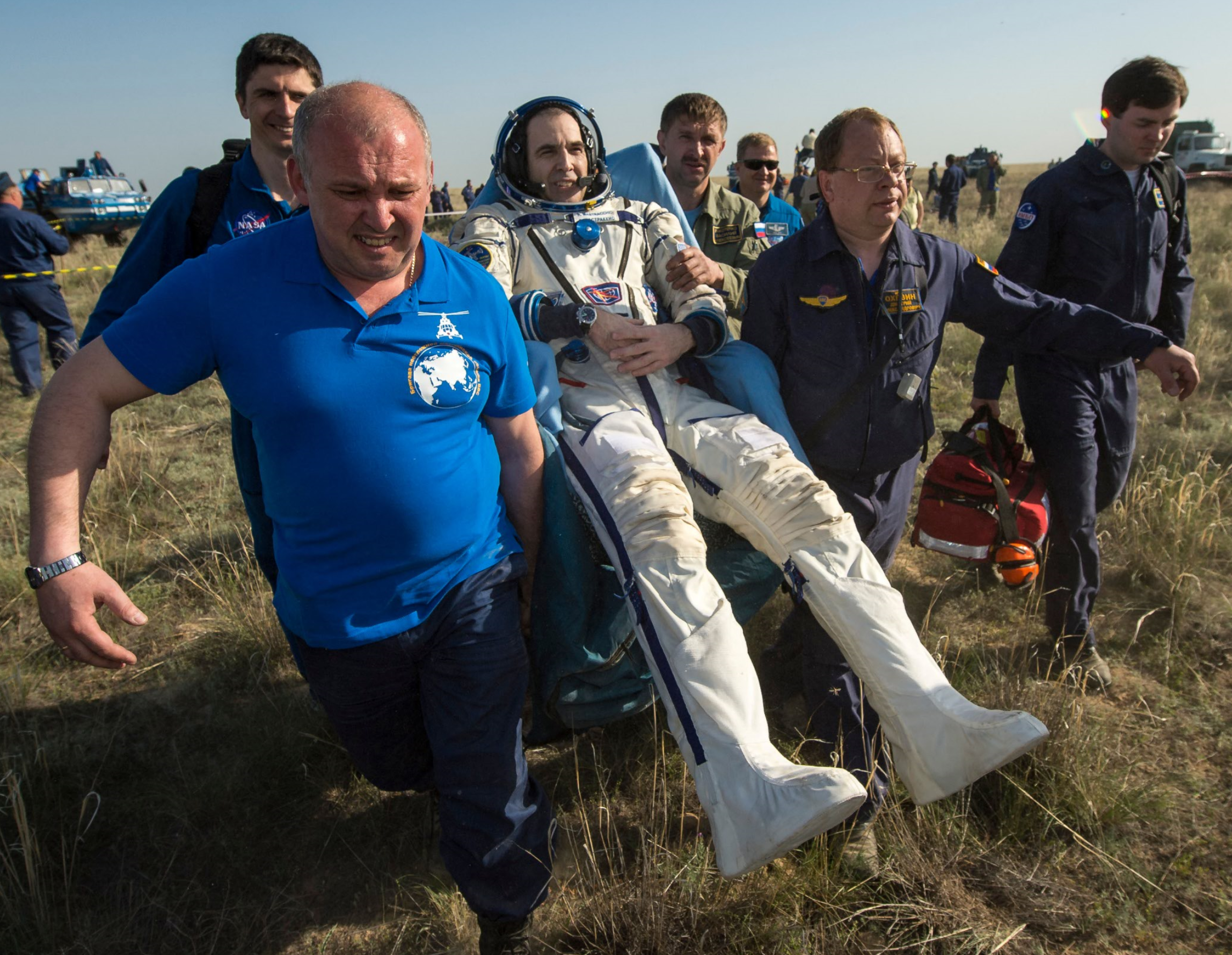 Astronaut bæres etter landing pga effekten av vektløshet